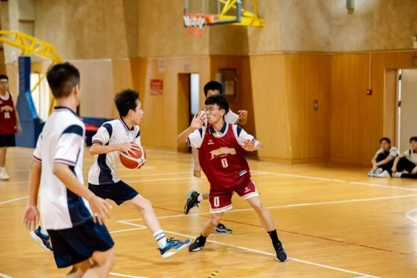 basketball players defending